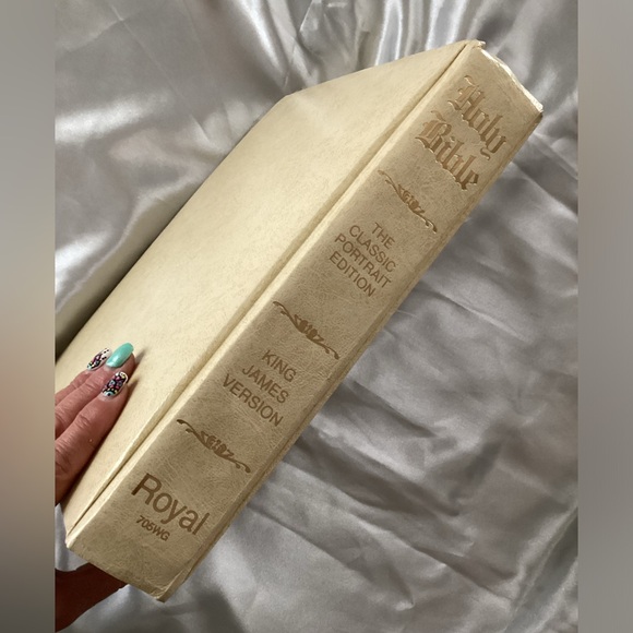 Royal Classic Portrait Edition Family Bible KJV - Picture 6 of 9